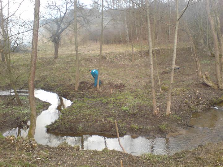 meandrující Šotola předstírá práci